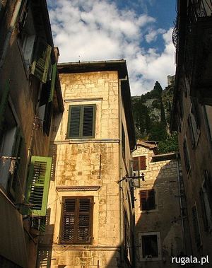 Wąskie uliczki średniowiecznego Kotoru