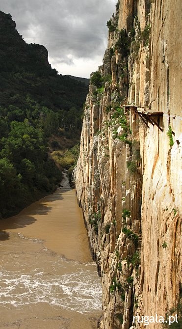 Pionowe ściany wapiennego wąwozu Desfiladero de los Gaitanes