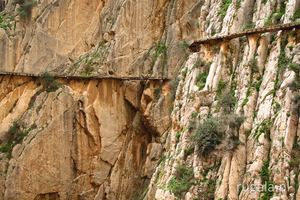 Ścieżka Króla wmontowana w pionowe ściany kanionu