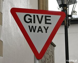 Give way - brytyjski znak ustąpienia pierwszeństwa