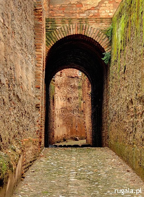 Ścieżka przy murach Alhambry