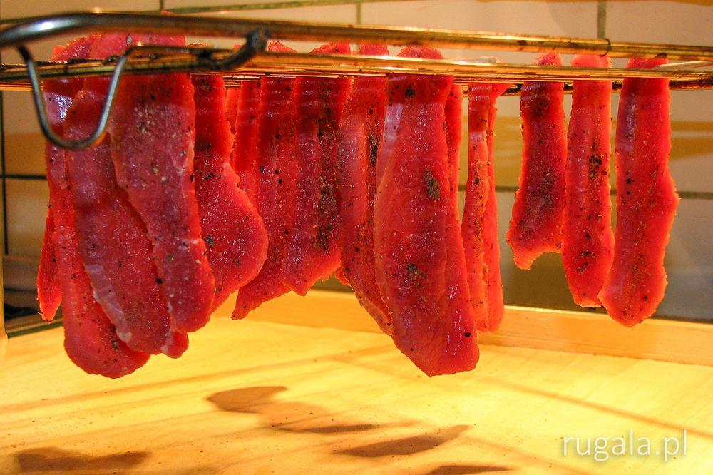 Mięso gotowe do suszenia wisi na patyczkach