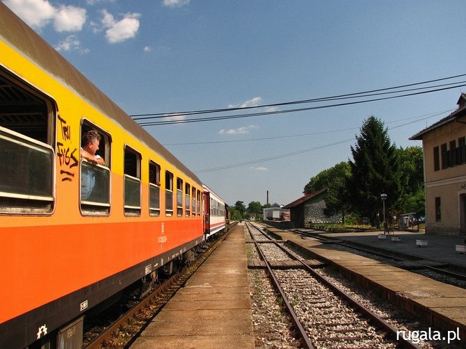 Pociąg na stacji w Pirocie