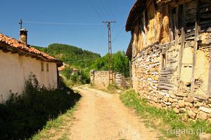 Boczna uliczka we wsi Slavinja