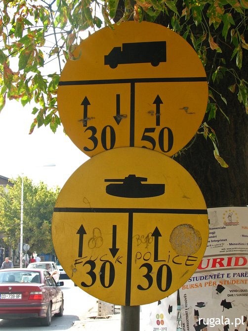 Znaki drogowe w Pejë (Peć)