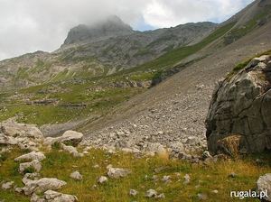 Jeden z nienazwanych szczytów (2323 m) ograniczający Buni i Jezerces od zachodu