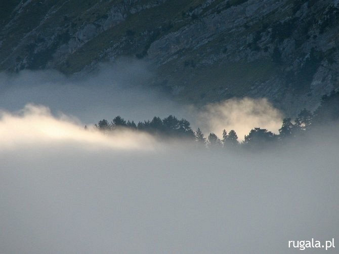 Dolina Buni Jezerces pogrążona w chmurach