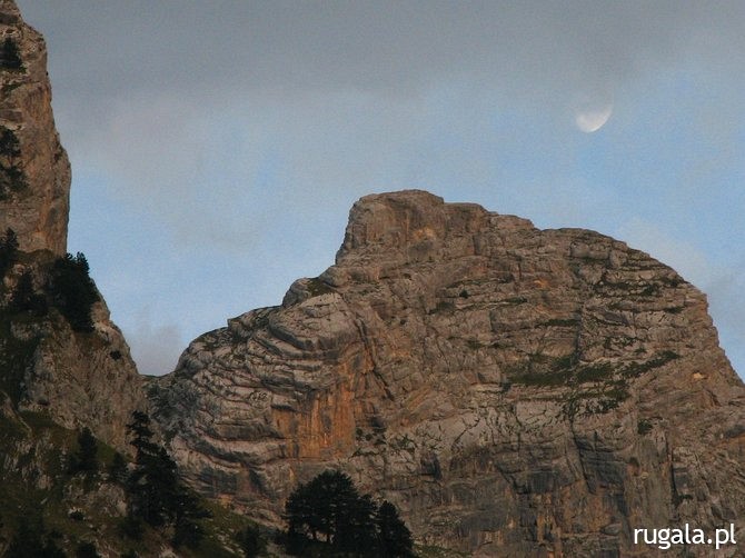 Księżyc nad doliną Ropojana