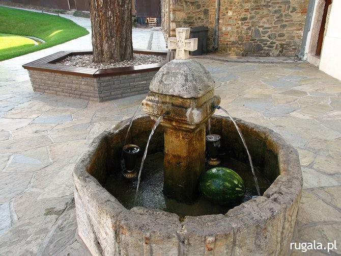 Mnisi chłodzą sobie arbuza w fontannie