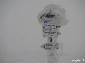 Znaki na Babiej Górze zimą