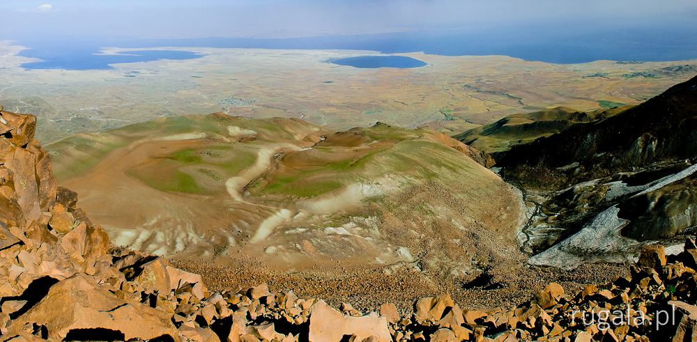 Süphan Dağı - widok na wschód z zejścia z krateru