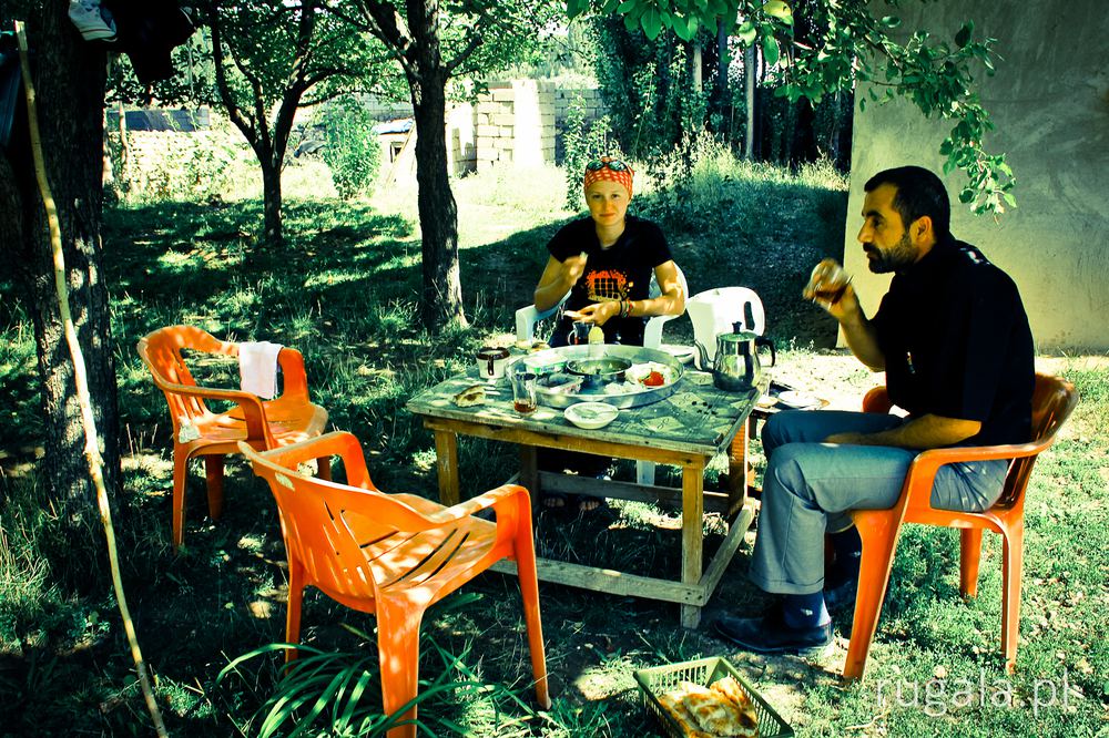 Śniadanie z gościnnym Kurdem koło Erciş