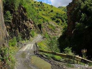 Dolina Inguri zamienia się w kanion tuż przed Ushguli