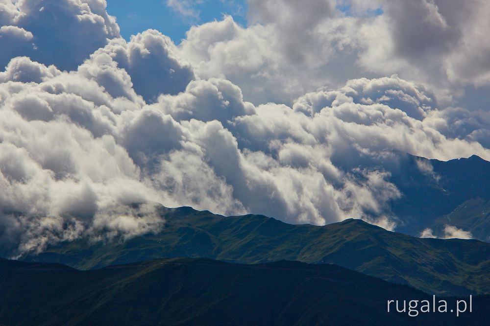 Chmury kłębią się nad Górną Swanetią