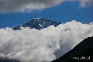Szczyty Kaukazu ponad chmurami