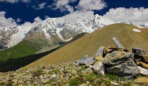 Widok z Mafkreni (3190 m) na grań główną Kaukazu