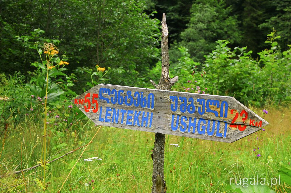 Gruziński znak przy drodze do Zeskho, Swanetia
