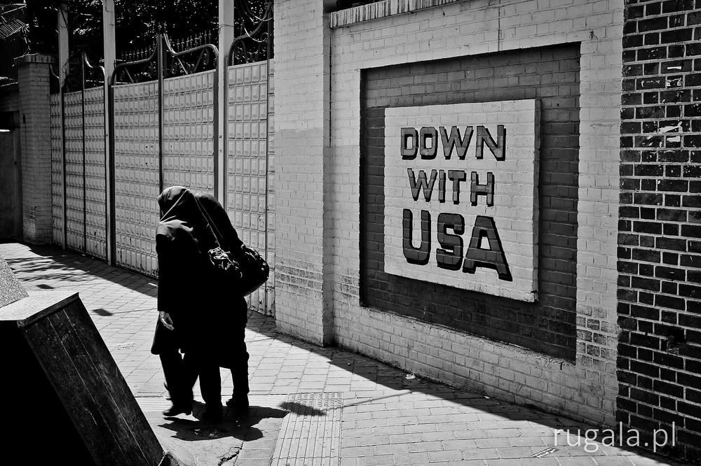 Down with USA - mural na ogrodzeniu byłej ambasady USA, Teheran