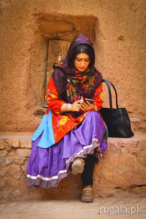 Iranka ubrana w perskim stylu - miks tradycji i nowoczesności