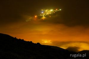 Irańskie wioski i Dolina Haraz nocą w chmurach - widok z Bargah Sevom, Damawand