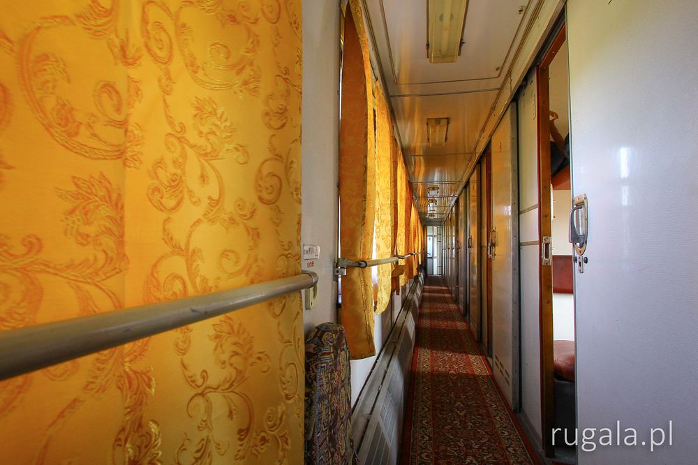 Wnętrze ukraińskiego pociągu - wagon klasy kupe/kupiejny