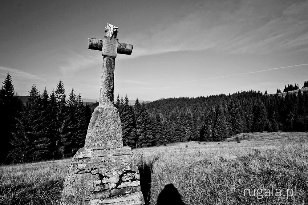 Krzyż na przełęczy pod Kuniklywą, Góry Pokuckie