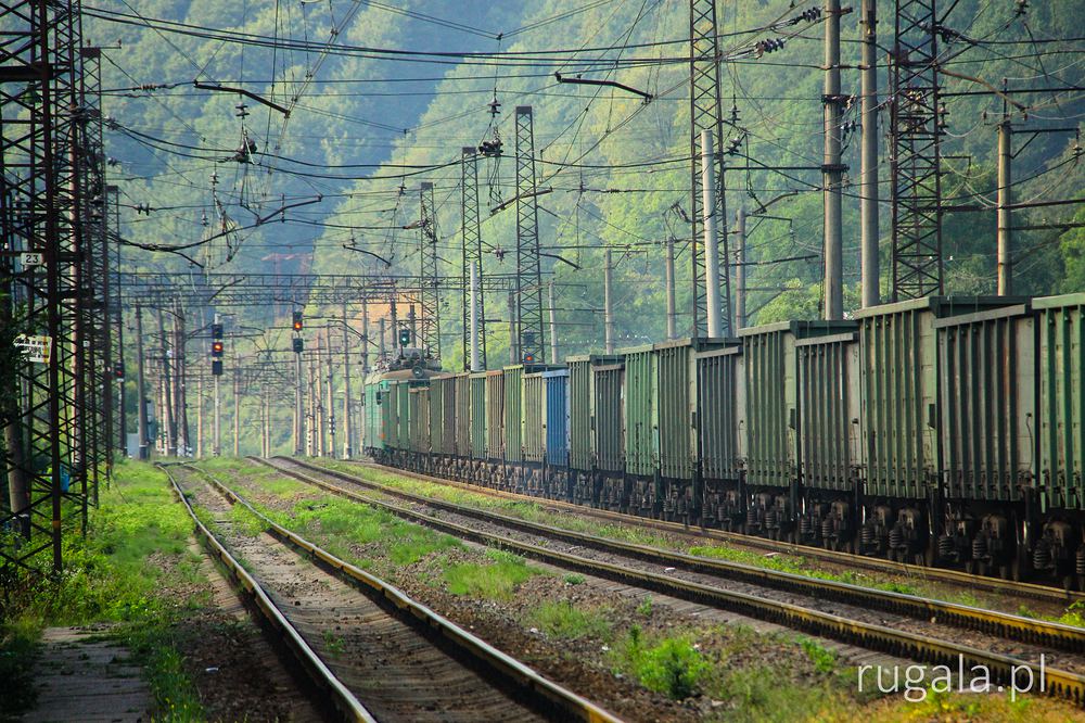 Ukraiński pociąg towarowy przejeżdża przez stację Wowczyj