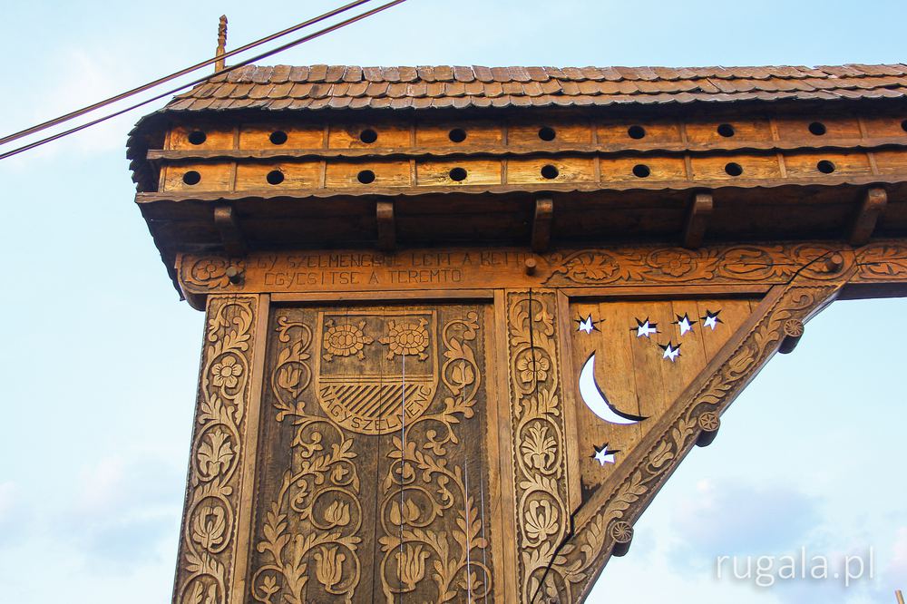Symboliczna brama w Slemencach