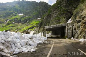 Zwały śniegu na Drodze Transfogaraskiej, przed wjazdem do tunelu Capra-Bâlea, ~2000 m
