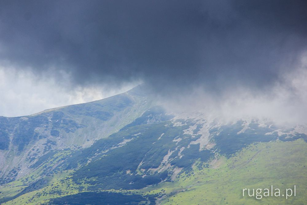 Ciemne chmury nad Górami Ţarcu
