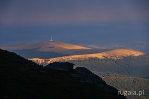 Wioska Rânca i wieża przekaźnikowa na Vf. Cerbu, widok z Transalpiny