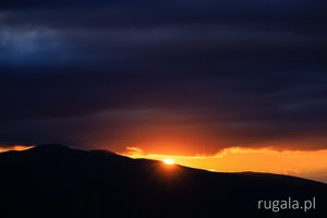 Wschód słońca nad Cujbą, widok z Gór Parâng