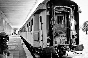 Albański pociąg na stacji kolejowej w Tiranie