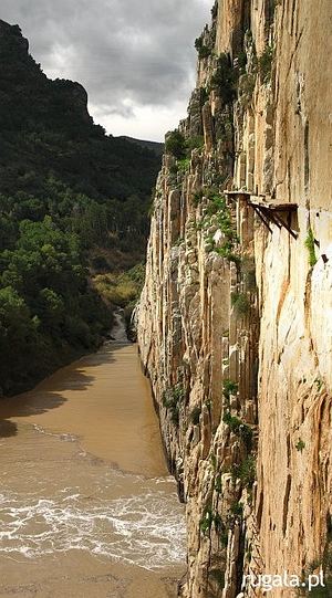 Pionowe ściany wapiennego wąwozu Desfiladero de los Gaitanes