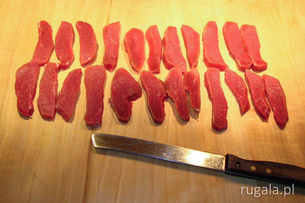 Krojenie mięsa na odpowiednie paski