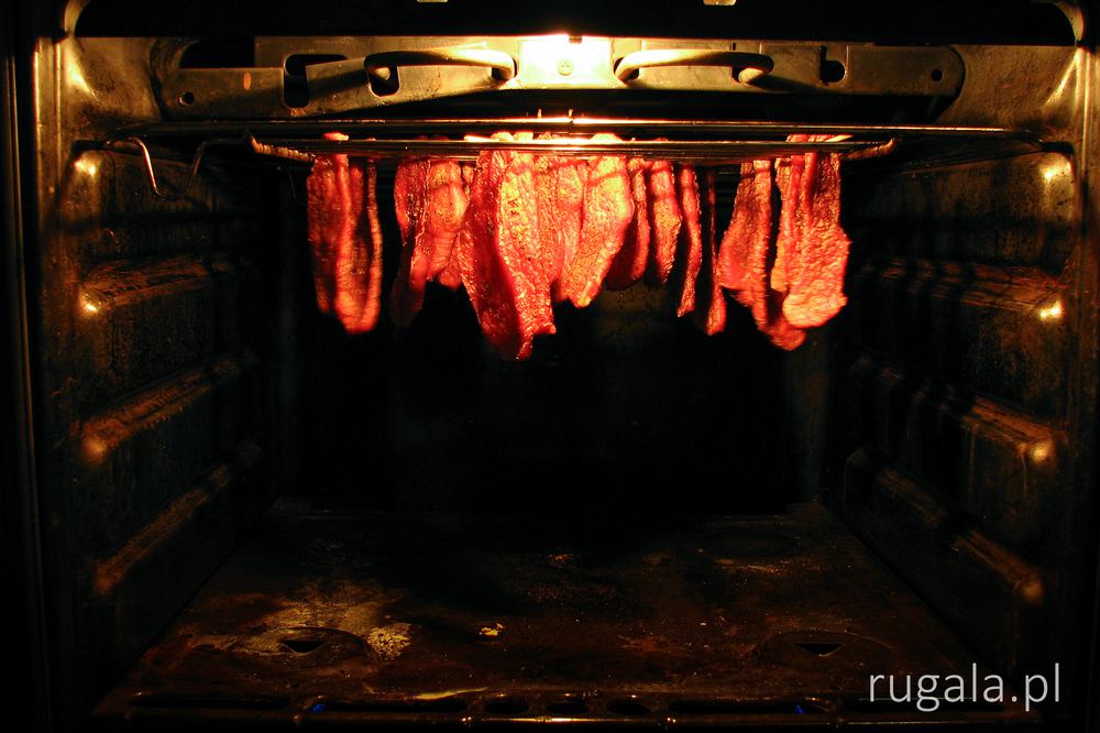 Mięso suszy się w piekarniku