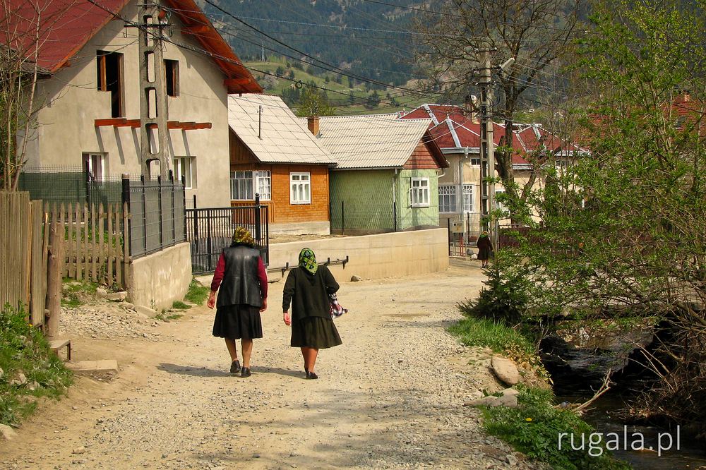 Dwie rumuńskie babcie idą do kościoła