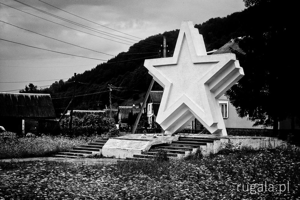 Pomnik czerwonej gwiazdy, Kwasy