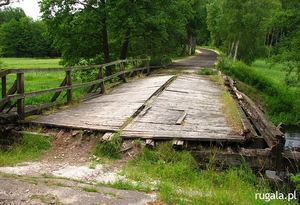 Nieprzejezdny most na drodze Konarzyny - Ciecholewy