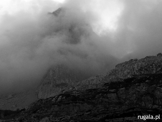 Grań szczytu Maja e kokervhakes w deszczowych chmurach