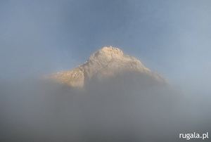 Maja e bojs (2461 m) wyłania się ponad chmurami