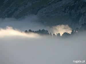 Dolina Buni Jezerces pogrążona w chmurach