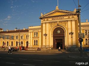 Belgradzki dworzec kolejowy o poranku