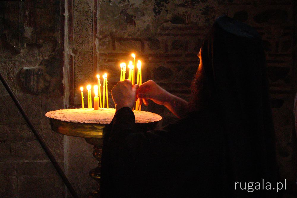 Serbski mnich zapala świece, Visoki Dečani