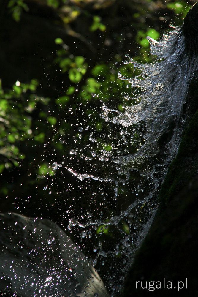 Bryzgające krople Kosteneckiego Wodospadu