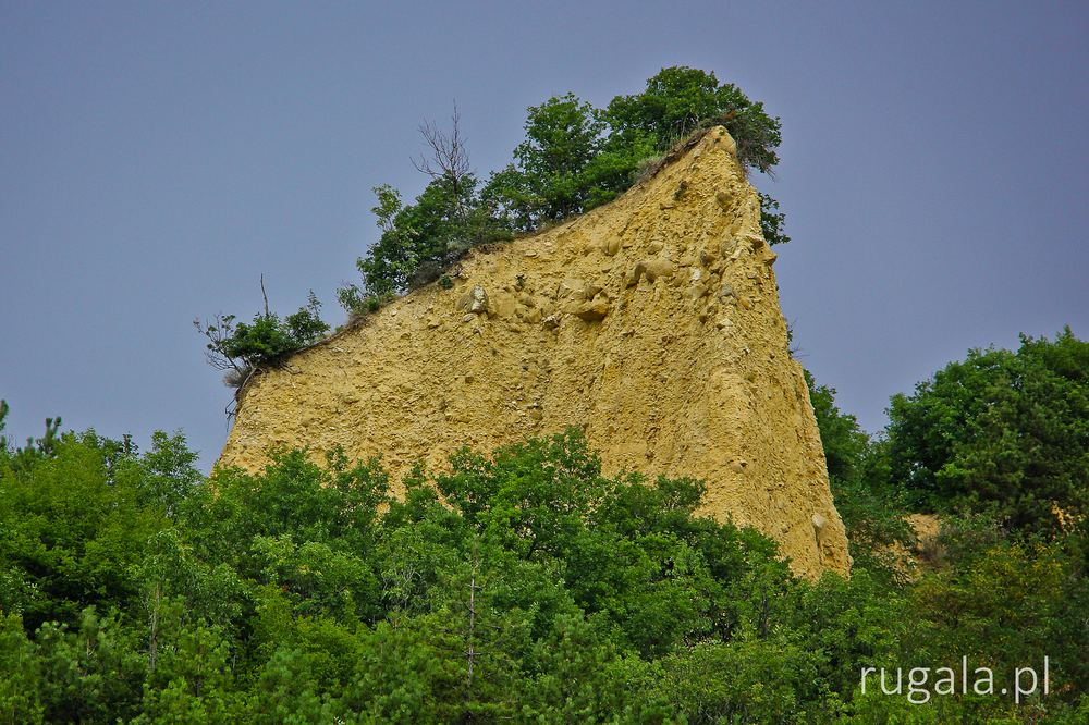 Piaskowcowe piramidy w okolicy wsi Rożen