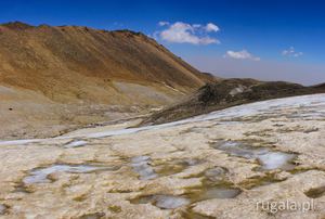 Płaty śniegu przy zejściu do podstawy krateru Süphan Dağı