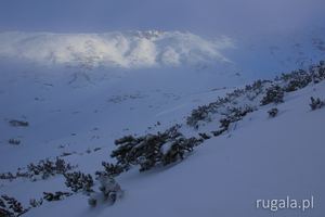 Zejście zimowym wariantem czarnego szlaku do Doliny Roztoki