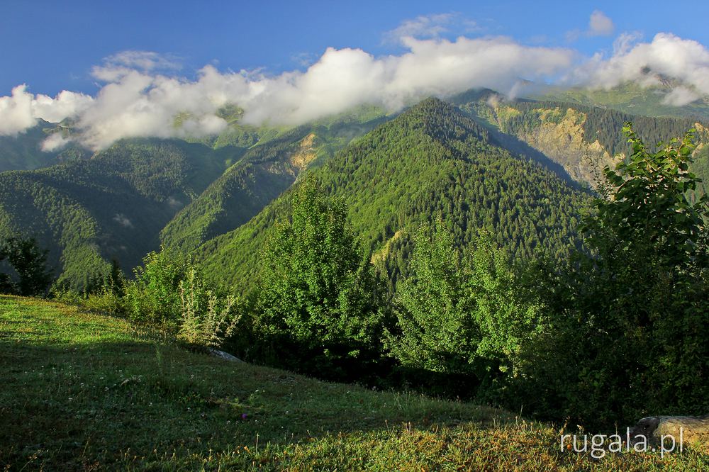 Góry Kaukazu na drodze do Mestii