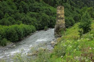 Swańska wieża nad rzeką Inguri